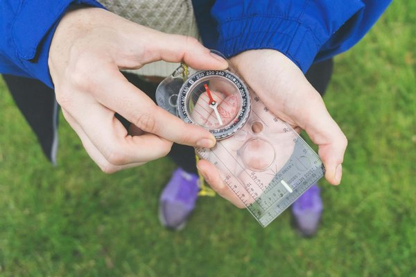 Quelles croisières offrent des excursions pour explorer les grottes marines en Espagne ?